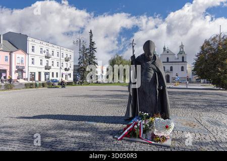 Tschenstochau, Polen - 18. Oktober 2024: Denkmal für den Heiligen Vater Johannes Paul II., Pilgerpapst, Spaziergang zum Kloster Jasna Gora Stockfoto