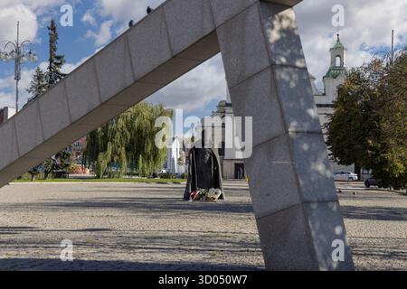 Tschenstochau, Polen - 18. Oktober 2024: Denkmal für den Heiligen Vater Johannes Paul II., Pilgerpapst, Spaziergang zum Kloster Jasna Gora Stockfoto