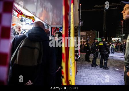 EINDHOVEN - Polizei im Stadion vor dem PSV-Napoli-Fußballspiel. Die Gemeinde Eindhoven hat einen Stadtteil als Hochrisikosicherheitsgebiet ausgewiesen. ANP ROB ENGELAAR niederlande aus - belgien aus Stockfoto
