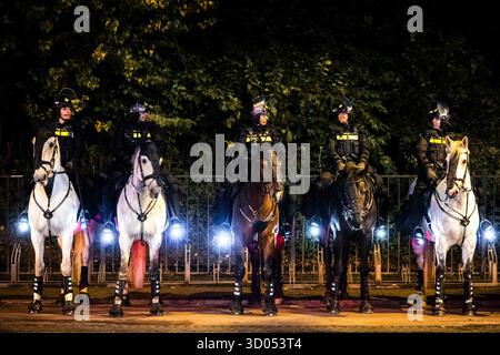 EINDHOVEN - Polizei im Stadion vor dem PSV-Napoli-Fußballspiel. Die Gemeinde Eindhoven hat einen Stadtteil als Hochrisikosicherheitsgebiet ausgewiesen. ANP ROB ENGELAAR niederlande aus - belgien aus Stockfoto