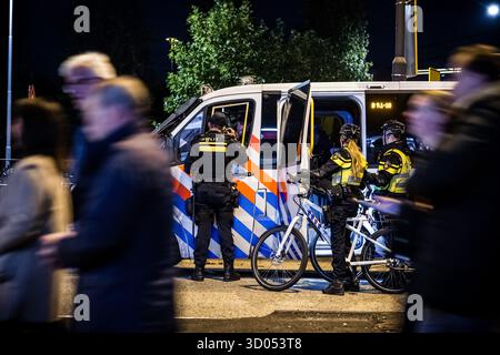 EINDHOVEN - Polizei im Stadion vor dem PSV-Napoli-Fußballspiel. Die Gemeinde Eindhoven hat einen Stadtteil als Hochrisikosicherheitsgebiet ausgewiesen. ANP ROB ENGELAAR niederlande aus - belgien aus Stockfoto