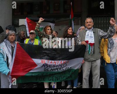 Madrid, Madrid, Spanien. Oktober 2025. Mehrere Menschen, die im Regen waren und eine palästinensische Flagge hielten, protestierten vor dem Außenministerium während einer Kundgebung, nachdem Israel den Waffenstillstand gebrochen hatte. (Kreditbild: © Aaron Heredia/ZUMA Press Wire) NUR REDAKTIONELLE VERWENDUNG! Nicht für kommerzielle ZWECKE! Stockfoto
