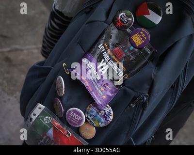 Madrid, Madrid, Spanien. Oktober 2025. Detail des Rucksacks eines Demonstranten, der an den Protesten pro-Palästina teilnahm, nachdem Israel den Waffenstillstand gebrochen hatte. (Kreditbild: © Aaron Heredia/ZUMA Press Wire) NUR REDAKTIONELLE VERWENDUNG! Nicht für kommerzielle ZWECKE! Stockfoto
