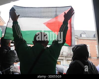 Madrid, Madrid, Spanien. Oktober 2025. Ein Mann hebt die palästinensische Flagge vor dem Außenministerium während einer Kundgebung, nachdem Israel den Waffenstillstand gebrochen hatte. (Kreditbild: © Aaron Heredia/ZUMA Press Wire) NUR REDAKTIONELLE VERWENDUNG! Nicht für kommerzielle ZWECKE! Stockfoto