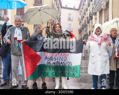 Madrid, Madrid, Spanien. Oktober 2025. Mehrere Menschen, die im Regen waren und eine palästinensische Flagge hielten, protestierten vor dem Außenministerium während einer Kundgebung, nachdem Israel den Waffenstillstand gebrochen hatte. (Kreditbild: © Aaron Heredia/ZUMA Press Wire) NUR REDAKTIONELLE VERWENDUNG! Nicht für kommerzielle ZWECKE! Stockfoto