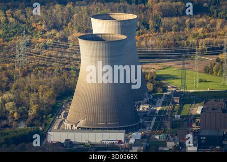 Gundremmingen, Deutschland. Oktober 2025. Stilllegung des Kernkraftwerks Gundremmingen. Die beiden Kühltürme sollen am 25.10.2025 gesprengt werden. (Foto aus einem Sportflugzeug.) Quelle: Peter Kneffel/dpa/Alamy Live News Stockfoto