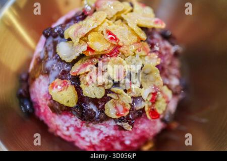 Fein rasiertes Eis Patbingsu mit Topping (rote Bohnen), serviert in einer Schüssel aus Metall. Beliebtes K-Dessert und süßes Sommeressen. Stockfoto