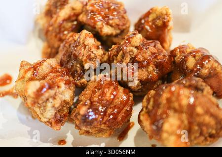 Dakgangjeong (koreanisches gebratenes Hühnchen) in einer süßen, klebrigen Sauce überzogen. Ein beliebter K-Food Street Snack mit knuspriger Textur. Stockfoto