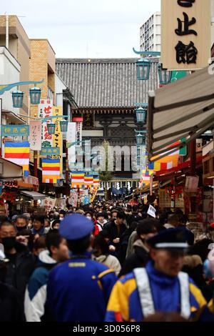 Das tägliche Leben in Japan Landschaft der Nakamise Shopping Street in Kawasaki Daishi Stockfoto