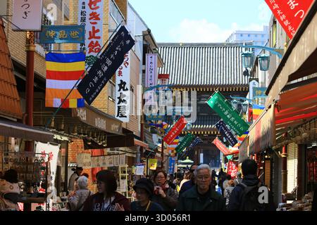Das tägliche Leben in Japan Landschaft der Nakamise Shopping Street in Kawasaki Daishi Stockfoto