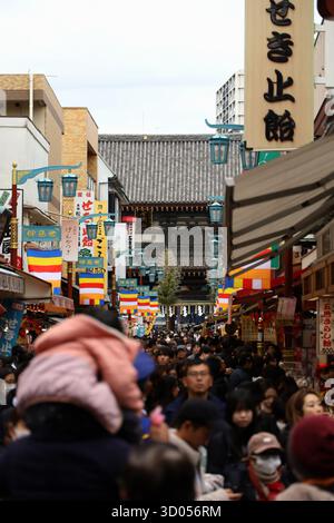 Das tägliche Leben in Japan Landschaft der Nakamise Shopping Street in Kawasaki Daishi Stockfoto