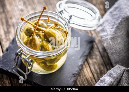 Eingelegte Kapernbeeren in einem Glas. Stockfoto