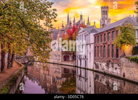 Landschaft mit dem berühmten Groenerei-Kanal und mittelalterlichen Gebäuden in Brügge, Belgien Stockfoto