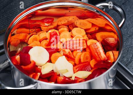 Gemüsesuppe in Topfblick. Hausgemachte gesunde Mahlzeit Zubereitung. Frisches Gemüse kocht. Hausmannskonzept. Stockfoto