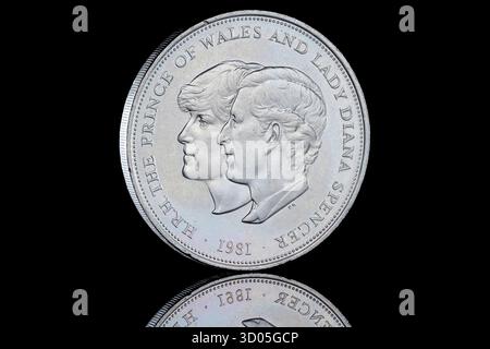 1981 Kronenmünze zum Gedenken an die Hochzeit von Prinz Charles und Lady Diana Spencer Stockfoto
