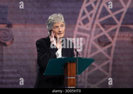 Die unabhängige Kandidatin Catherine Connolly nimmt an der abschließenden Debatte über den irischen Präsidentschaftswahlkampf in den RTE-Studios in Donnybrook, Dublin, Teil. Bilddatum: Dienstag, 21. Oktober 2025. Stockfoto