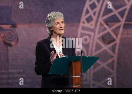 Die unabhängige Kandidatin Catherine Connolly nimmt an der abschließenden Debatte über den irischen Präsidentschaftswahlkampf in den RTE-Studios in Donnybrook, Dublin, Teil. Bilddatum: Dienstag, 21. Oktober 2025. Stockfoto