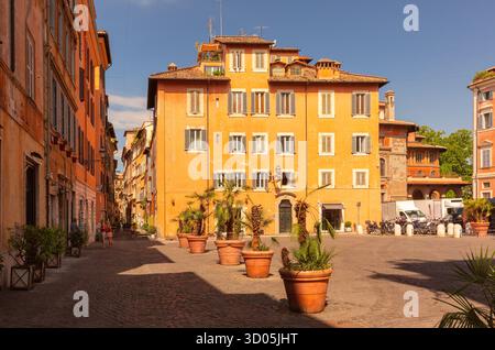 Traditionelle Architektur und Blick auf eine piazza im Viertel Trastevere in Rom, Italien Stockfoto