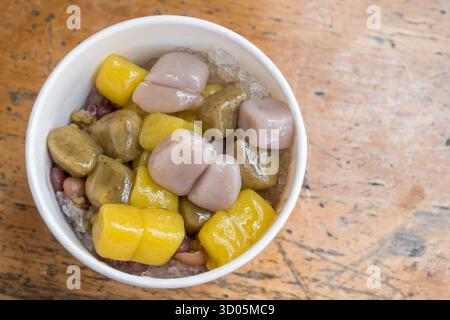 Taro Ball Pudding serviert in einer Schüssel isoliert im Hintergrund von oben auf taiwanischen Speisen Stockfoto