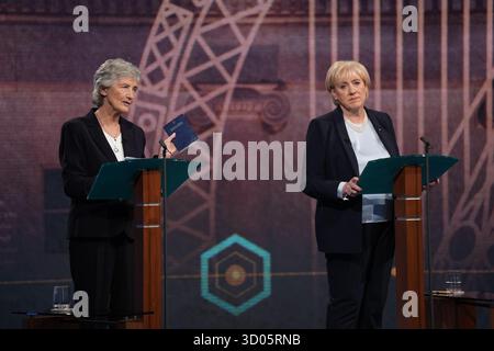 Die unabhängige Kandidatin Catherine Connolly (links), die eine Kopie der irischen Verfassung besitzt, und die Kandidatin von Fine Gael Heather Humphreys nehmen an der abschließenden Debatte über den irischen Präsidentschaftswahlkampf in den RTE-Studios in Donnybrook, Dublin, teil. Bilddatum: Dienstag, 21. Oktober 2025. Stockfoto