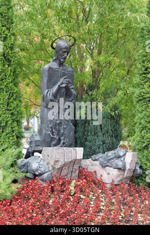 Kiew, Ukraine - 23. Oktober 2017: Skulptur Jesu auf dem Territorium des Klosters St. Michaels mit goldener Kuppel in Kiew Stockfoto