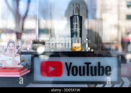 Eine Ladenfront mit Kosmetikprodukten und einem prominenten youtube-Logo am 9. März 2024 in Seoul, Südkorea Stockfoto