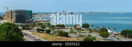 Panorama von Ilha de Luanda - eine lebendige Gegend, die für ihre Strände, Restaurants, Nachtleben, Yachthäfen und luxuriösen Resorts bekannt ist. Luanda, Angola Stockfoto