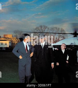 US-Präsident John F. Kennedy begrüßt US-Vizepräsident Lyndon Johnson nach seiner Rückkehr von seiner Reise nach Senegal, Washington, D.C., USA, Robert Knudsen, Fotos Des Weißen Hauses, 7. April 1961 Stockfoto