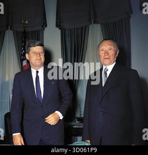 US-Präsident John F. Kennedy trifft sich mit Bundeskanzler Konrad Adenauer im Oval-Büro des Weißen Hauses, Washington, D.C., USA, Robert Knudsen, Fotos Des Weißen Hauses, 12. April 1961 Stockfoto