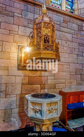 GREENOCK, SCHOTTLAND - 19. August 2024: St. John's Scottish Episcopal Church verfügt über gotische Bögen, Steingewölbe und detaillierte Holzarbeiten, die typisch für das 19. jahrhundert sind Stockfoto