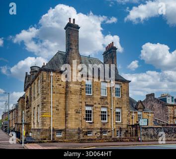 GREENOCK, SCHOTTLAND - 19. August 2024: Traditionelles Sandstein-Stadthaus in Greenock spiegelt klassische schottische Stadtarchitektur mit symmetrischen Fenstern A wider Stockfoto