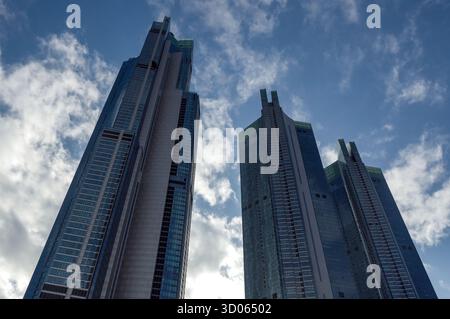 BUSAN, SÜDKOREA - 9. OKTOBER 2025 - moderne Wolkenkratzer am Haeundae Beach, Busan, Südkorea, die in einen blauen Himmel ragen Stockfoto