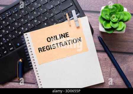 Online Registrierung auf dem Papier auf dem Schreibtisch isoliert. Business und Inspiration Konzept Stockfoto