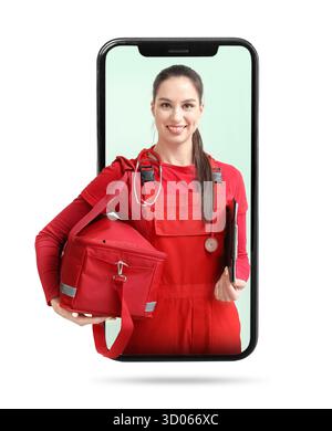 Weibliche Sanitäterin mit Tasche auf dem Bildschirm eines großen Mobiltelefons vor weißem Hintergrund Stockfoto