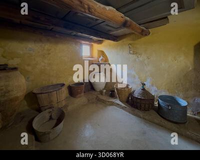 Küchenschrank im griechisch-orthodoxen Kloster Arkadi aus dem 16. Jahrhundert auf Kreta, Griechenland Stockfoto