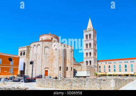 Kirche St. Donatus und Glockenturm der Kathedrale St. Anastasia in der kroatischen Stadt Zadar. Das antike römische Forum, auf dem die Kirche steht Stockfoto