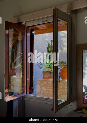 Schlafzimmer Fenster im Barbara Studio ein ausgezeichnetes AirBnB in Rethymno - Kreta, Griechenland Stockfoto