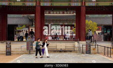 SEOUL, SÜDKOREA - 11. OKTOBER 2025 - Touristen betreten und verlassen den Gyeongbokgung Palast, ein historisches Wahrzeichen in Seoul Stockfoto