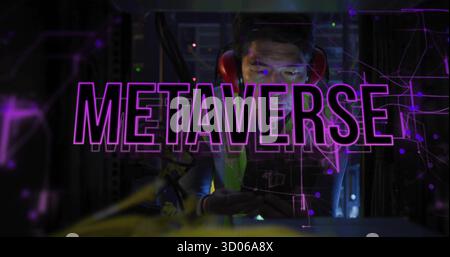 Koreanischer Techniker überprüft das Smartphone im Serverraum, mit rotem Headset, Kabeln und METAVERSE-Overlay Stockfoto