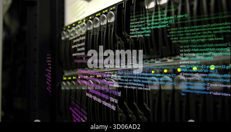 Anzeige blinkender LEDs des Netzwerk-Switches und Ethernet-Kabel im Rechenzentrum, die Programmiercode überlagern Stockfoto