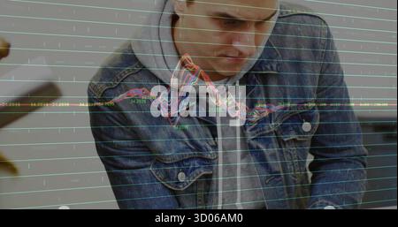Anlegener Mann, der eine Jeansjacke über einem grauen Hoodie trägt und am Schreibtisch mit Neon-Overlays Karten studiert Stockfoto