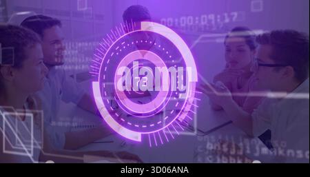 Zusammenarbeit mit fünf Kollegen, die die violette AR-Anzeige im Konferenzraum mit Laptops überprüfen Stockfoto