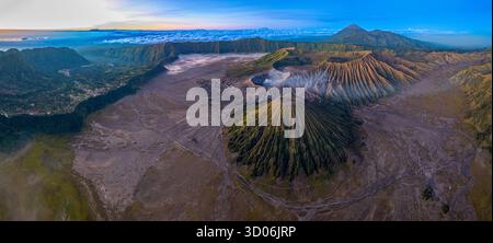 Aus der Vogelperspektive leuchtet das erste Licht auf der Bromo-Vulkangruppe. Fantastische Aussicht vom Gipfel des Berges King Kong Hill Aussichtspunkt zum Mount Bromo Co Stockfoto
