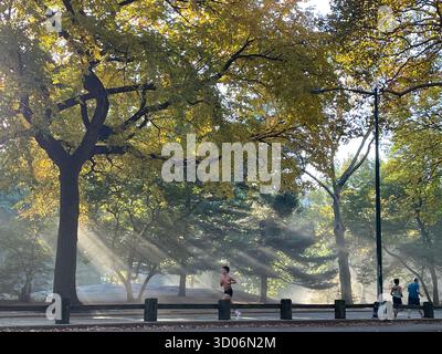 Läufer im Central Park, NYC, voller Energie und Stadtgeist. Stockfoto