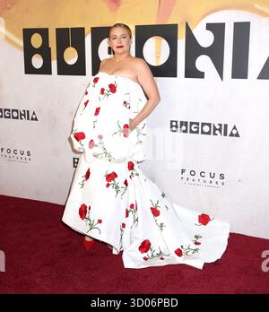 New York City, USA. Oktober 2025. Alicia Silverstone nahm an der Bugonia New York Premiere teil, die am 21. Oktober 2025 im Museum of Modern Art in New York City stattfand © Steven Bergman/AFF-USA.COM Credit: AFF/Alamy Live News Stockfoto