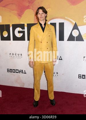 New York City, USA. Oktober 2025. Ansel Elgort nahm an der Bugonia New York Premiere teil, die am 21. Oktober 2025 im Museum of Modern Art in New York City stattfand © Steven Bergman/AFF-USA.COM Credit: AFF/Alamy Live News Stockfoto