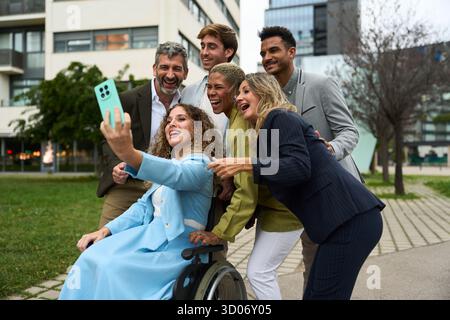 Verschiedene Geschäftsteams machen Selfie im Freien, feiern Erfolg und Einbeziehung Stockfoto