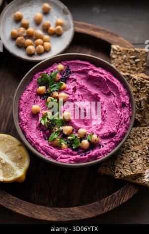 Rote-Bete-Hummus und Samenkräckers Stockfoto