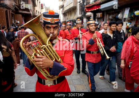 Kathmandu, Bagmati, Nepal. Oktober 2025. Mitglieder der Nepal Police spielen traditionelle Newar-Musikinstrumente während einer lebhaften Kundgebung, die das Newa-Neujahr (Nhu: Daya Bhintuna 1146) in Kathmandu, Nepal, feiert und den Beginn des nepalesischen Sambat-Kalenders mit kulturellem Stolz und festlichem Geist markiert. (Kreditbild: © Sujal Bajracharya/ZUMA Press Wire) NUR REDAKTIONELLE VERWENDUNG! Nicht für kommerzielle ZWECKE! Stockfoto