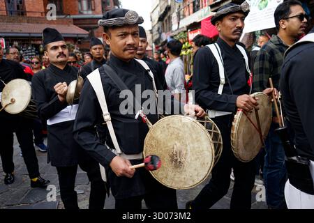 Kathmandu, Bagmati, Nepal. Oktober 2025. Mitglieder des Gurju Paltan der nepalesischen Armee spielen traditionelle Newar-Musikinstrumente während einer lebhaften Kundgebung, die das Newa-Neujahr (Nhu: Daya Bhintuna 1146) in Kathmandu, Nepal, feiert und den Beginn des nepalesischen Sambat-Kalenders mit kulturellem Stolz und festlichem Geist markiert. (Kreditbild: © Sujal Bajracharya/ZUMA Press Wire) NUR REDAKTIONELLE VERWENDUNG! Nicht für kommerzielle ZWECKE! Stockfoto